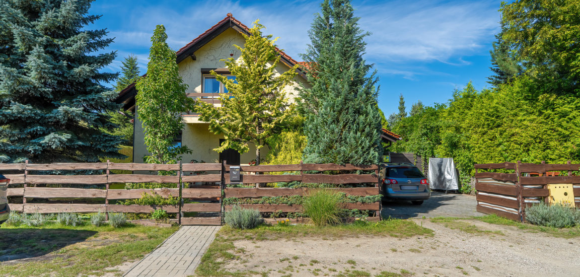 Klasyczny dom z pięknym ogrodem, klimatyzacją, fotowoltaiką.